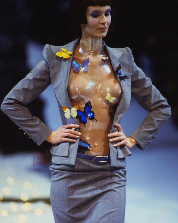 Lịch sử hào hùng của những chiếc giáp đúc liền thân mà phụ nữ đang mê mẩn - 6