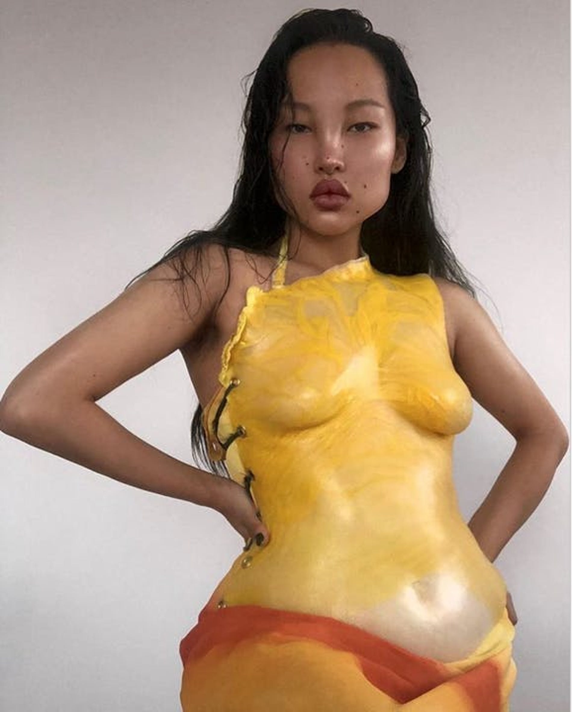 Lịch sử hào hùng của những chiếc giáp đúc liền thân mà phụ nữ đang mê mẩn - 9