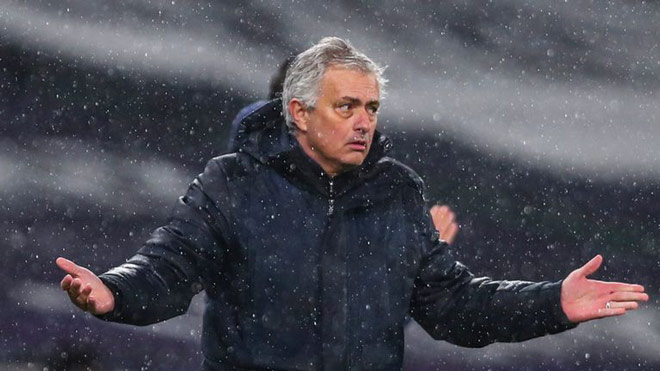 Mourinho không hài lòng về một số quyết định của trọng tài sau trận thua Chelsea