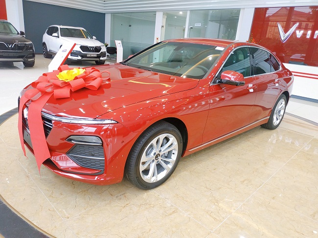 VinFast tiếp tục hỗ trợ 100% lệ phí trước bạ cho các khách hàng mua xe Lux trong tháng tháng 2 năm 2021.