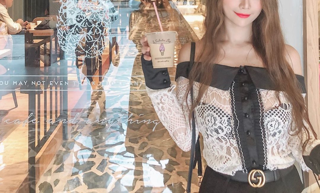 Kiểu áo trễ vai như thế này cũng khá được ưa chuộng vì "bánh bèo" nhưng vẫn tôn dáng. Ngoài ra thiết kế xuyên thấu cũng sẽ giúp bộ đồ ấn tượng hơn.