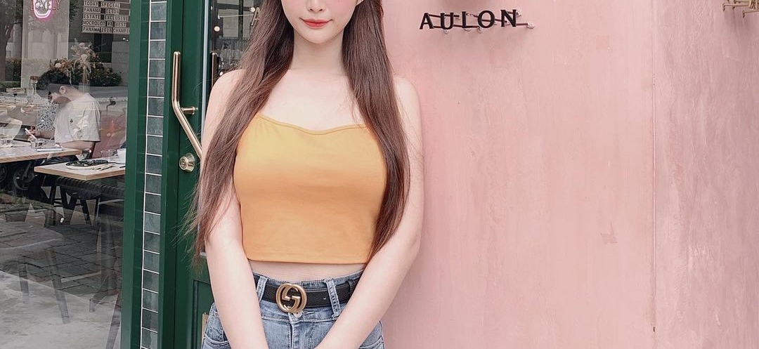 Bạn không nên chọn những chiếc áo quá trễ, cổ cắt hình chữ V để lộ nhiều vòng 1. Thay vào đó là những chiếc áo cổ chữ U vẫn gợi cảm mà tinh tế hơn.