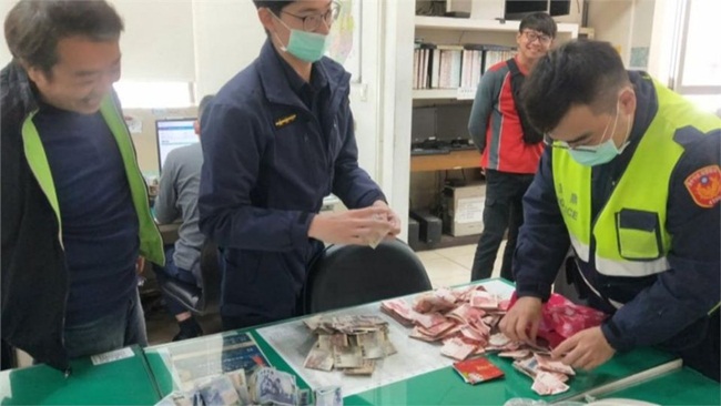 Mới đây, nhân viên tại một cơ sở phân loại quần áo cũ do người dân mang đến ở Đài Trung, Đài Loan, Trung Quốc đã tìm thấy số tiền 280.000 Đài tệ (230 triệu đồng) lẫn trong quần áo.
