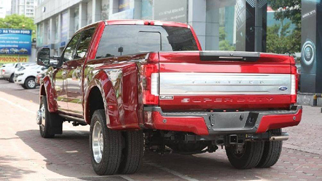 Ford F-450 Limited Super Duty là một mẫu xe bán tải cỡ lớn được trang bị tới 6 bánh xe, được xem là một biểu tượng của làng xe bán tải Hoa Kỳ
