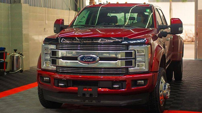 Ở phần ngoại hình, Ford F-450 Limited Super Duty mang phong cách thiết kế hầm hố và to lớn đặc trưng
