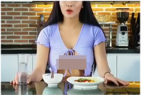 Cô gái gây bão mạng xã hội những ngày vừa qua khi liên tục đăng những clip dạy nấu ăn trong trang phục thiếu lịch sự.