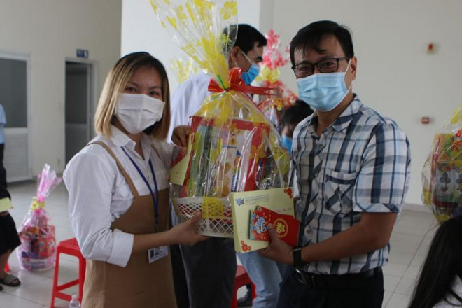 Sinh viên đón tết xa nhà được tặng quà, nhận lì xì tiền triệu - 1
