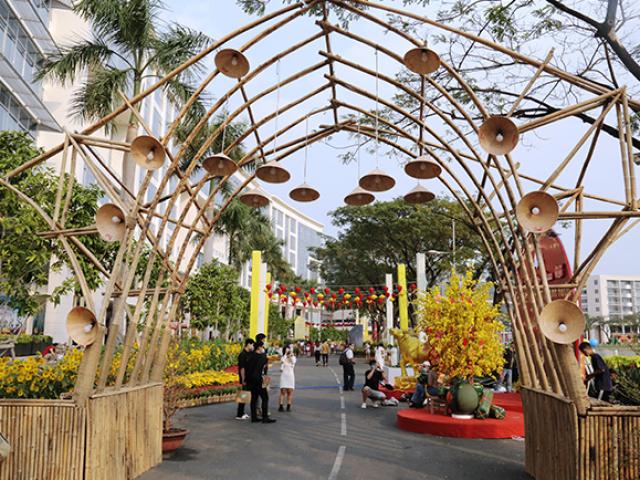 Tin tức trong ngày - Ngắm đường hoa dài 700m ở Phú Mỹ Hưng, điểm “check in” cho du khách dịp Tết đến Xuân về