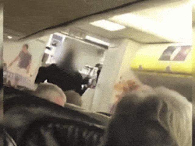 Media - Video: Hành khách hò reo khi nam thanh niên không đeo khẩu trang bị "tống cổ" khỏi máy bay