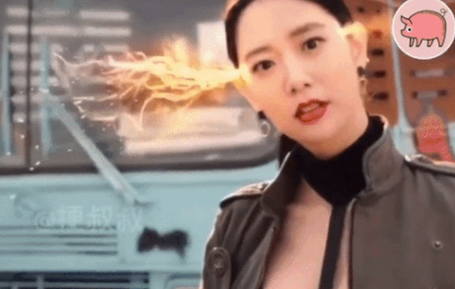 Viên đạn bắn xuyên qua đầu nhân vật nữ trong phim &#34;Hoành Hành Ngang Ngược&#34; sau đó bật ngược trở lại nòng súng của kẻ địch khiến chiếc xe nổ tung.
