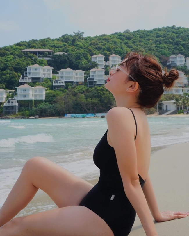 Cô nàng "Gái già lắm chiêu" Kaity Nguyễn sở hữu gương mặt xinh đẹp có chút "lai tây" vô cùng hút fan dù chỉ cao vừa tròn 1m50.
