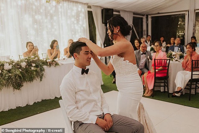 Cô dâu chú rể bất ngờ cạo trọc đầu trong đám cưới, nguyên nhân cảm động đến từ mẹ vợ - 1