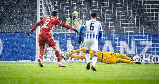 Video Hertha Berlin - Bayern Munich: Lewandowski đá hỏng 11m, "Hùm xám" thắng nhọc - 1