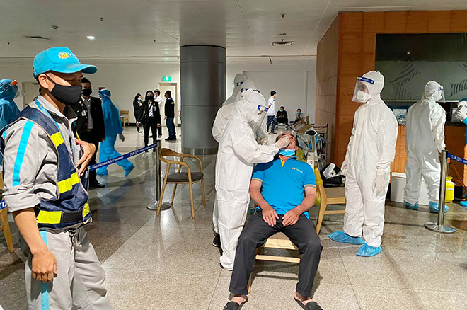  Ngành y tế đang lấy mẫu khẩn trương, mọi thao tác lấy mẫu đều được nhân viên y tế làm cẩn thận, tỉ mỉ.