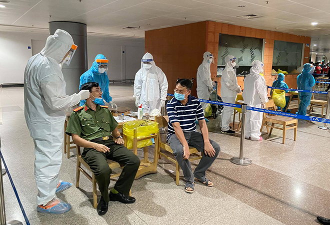 Ảnh: Thần tốc lấy mẫu xét nghiệm 1.000 nhân viên sân bay Tân Sơn Nhất trong đêm - 12