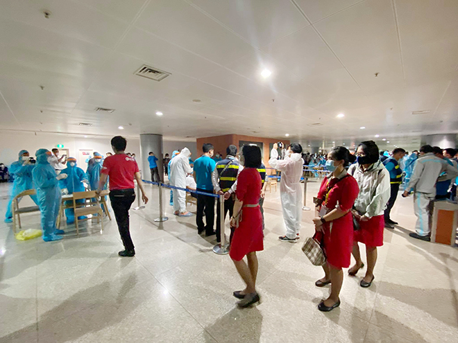 Công an Cảng hàng không sân bay Tân Sơn Nhất, tiếp viên hàng không các hãng, an ninh sân bay… đều được lấy mẫu xét nghiệm COVID-19. Nhiều nhân viên làm việc tại sân bay cho biết sau khi có thông tin về một nhân viên làm việc ở đây nhiễm COVID-19 nên khá lo lắng, mong được lấy mẫu và có kết quả xét nghiệm sớm để bản thân và gia đình an tâm.
