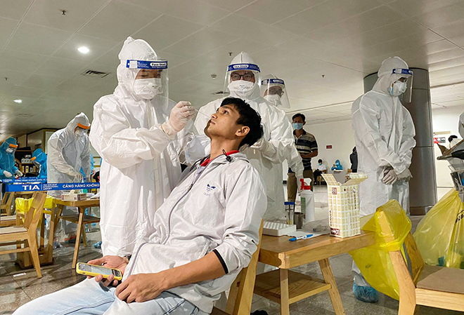 Trước đó, Trung tâm kiểm soát bệnh tật TP.HCM (HCDC) đã triển khai lấy mẫu xét nghiệm tầm soát toàn bộ nhân viên làm việc tại cảng hàng không quốc tế Tân Sơn Nhất từ ngày 30/1/2021, đến trưa ngày 5/2, đã lấy được 5.900 mẫu xét nghiệm trên tổng số mẫu dự kiến của nhân viên sân bay là 7.000. Tối ngày 5/2, kết quả ghi nhận 5.899 mẫu âm tính và 1 mẫu nghi nhiễm.