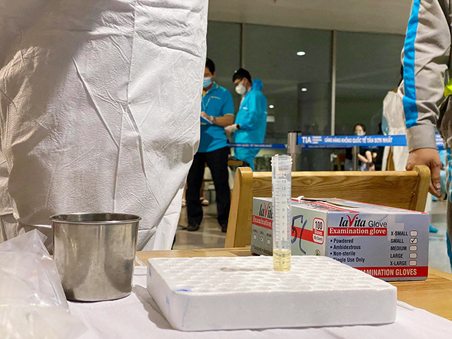 Đến chiều tối 6/2, Bộ Y tế công bố 4 ca nhiễm COVID-19 ngoài cộng đồng. Trong đó có bệnh nhân 1979 là nhân viên sân bay Tân Sơn Nhất (cư ngụ tại TP Thuận An, tỉnh Bình Dương). HCDC cho biết đã truy vết, khoanh vùng 47 trường hợp tiếp xúc tiếp xúc với BN1979, hiện đã chuyển cách ly và đang đợi kết quả xét nghiệm.