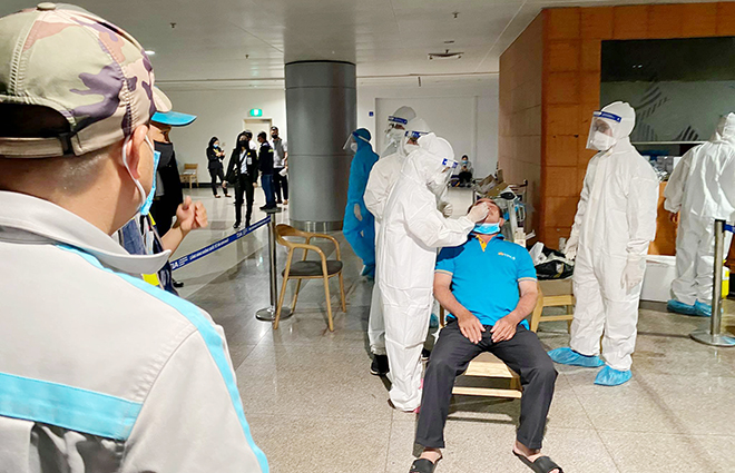 Trong cuộc hop chiều 6/2, Thứ trưởng Bộ Y tế Đỗ Xuân Tuyên đã đề nghị Cảng hàng không Tân Sơn Nhất lập ngay danh sách 1.000 nhân viên chưa xét nghiệm, ai chưa đến yêu cầu xét nghiệm ngay.