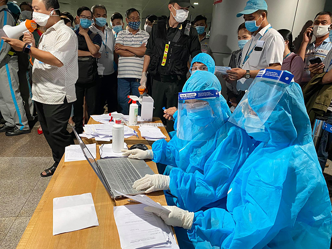 Do lượng người lấy mẫu rất đông nên ngành y tế phải dùng loa để đọc tên.