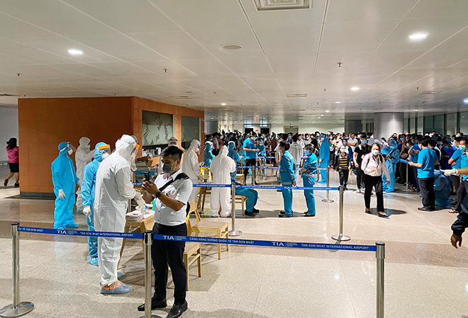 Có tất cả 6 bàn lấy mẫu xét nghiệm COVID-19.