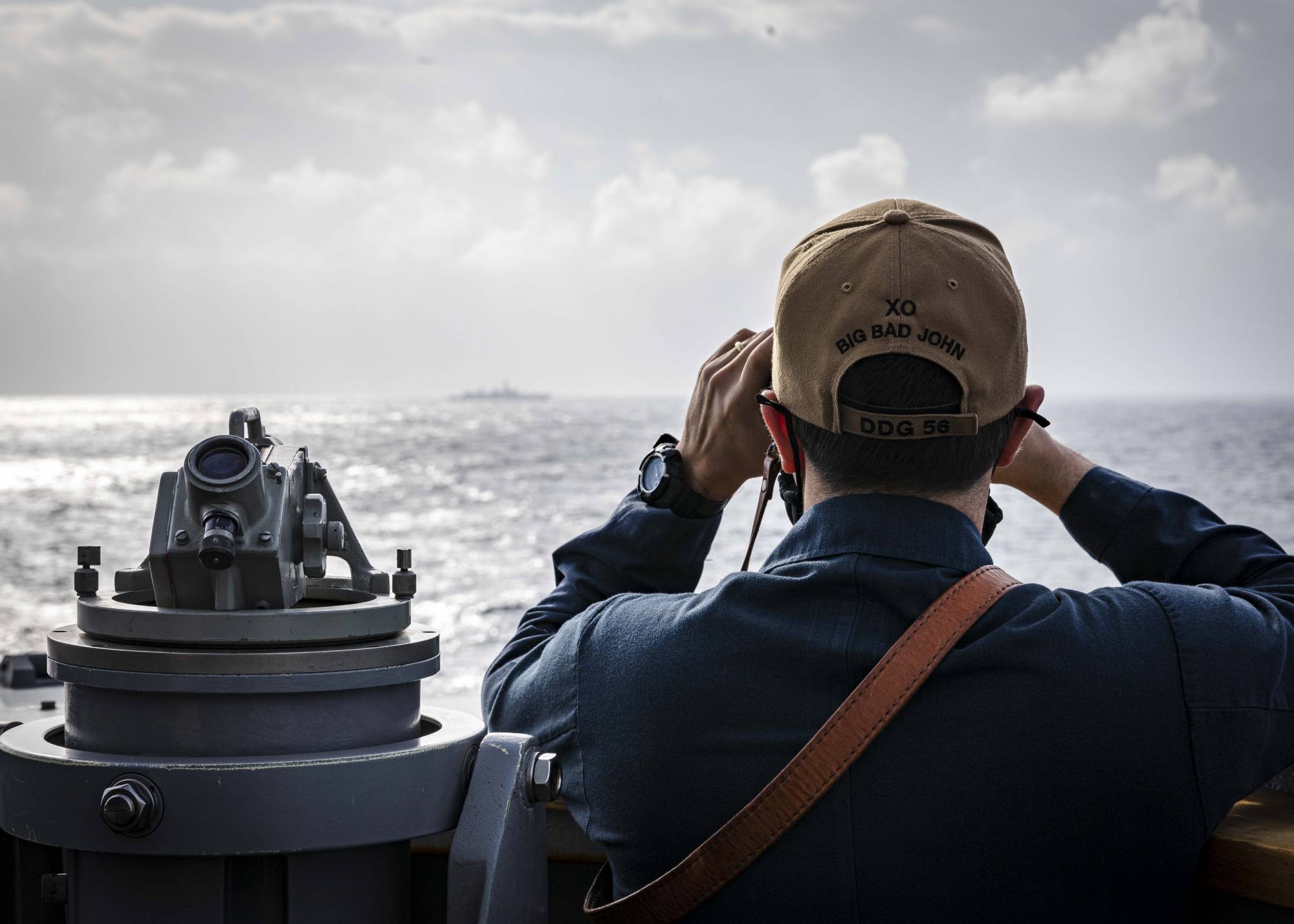 Sỹ quan trên tàu&nbsp;USS John S. McCain quan sát một tàu ở phía xa trong chuyến tuần tra tự do hàng hải ở Biển Đông ngày 5.2.