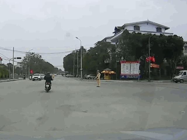 Media - Phớt lờ hiệu lệnh của CSGT, ô tô 16 chỗ suýt cán trúng xe máy