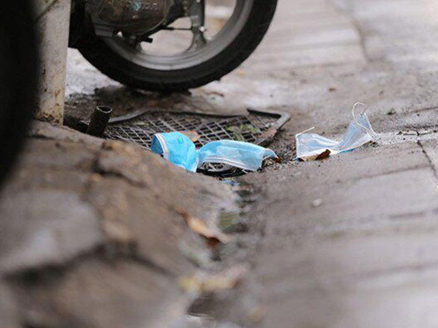 Tin tức trong ngày - Hà Nội: Vứt "bừa" khẩu trang đã qua sử dụng có thể bị phạt 7 triệu đồng