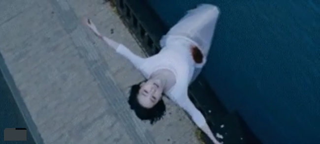 Trong Hồng nhan lộ thủy, cảnh quay đầy bi thương đối với nhân vật của Lưu Diệc Phi nhưng lại được dựng rất hài hước khi để nhân vật nữ bị tông xe tới mức bay vút lên không trung.
