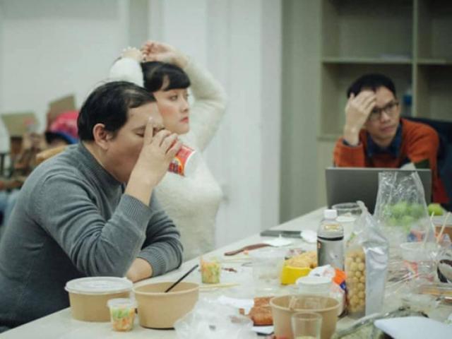 Media - Những bữa ăn vội của dàn nghệ sĩ chuẩn bị cho Táo Quân khiến khán giả xót xa