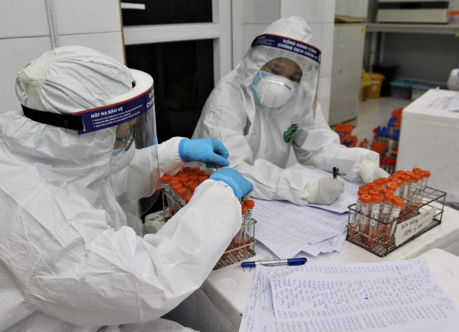 Xét nghiệm sàng lọc SARS-CoV-2 cho công nhân tại Hải Dương - Ảnh: Trung Sơn