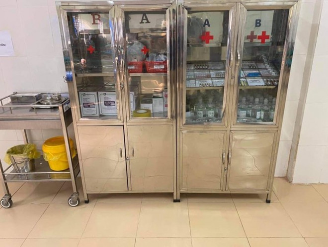  Tủ thuốc trong bệnh viện dã chiến Điện Biên Phủ