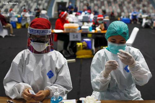 Indonesia đặt mục tiêu tiêm vắc-xin Covid-19 cho 2/3 dân số trong vòng 15 tháng. Ảnh: REUTERS