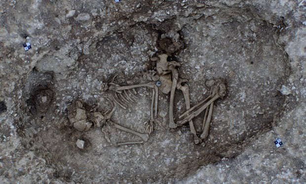 Adult grave with many strange burial items - Photo: WESSEX ARCHAEOLOGY