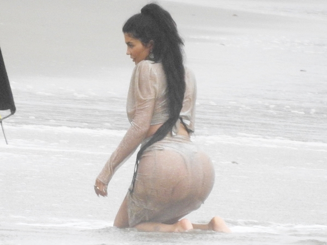Mặc dù không phải người yêu thích vận động nhưng Kylie Jenner vẫn cố gắng tập luyện thể thao.