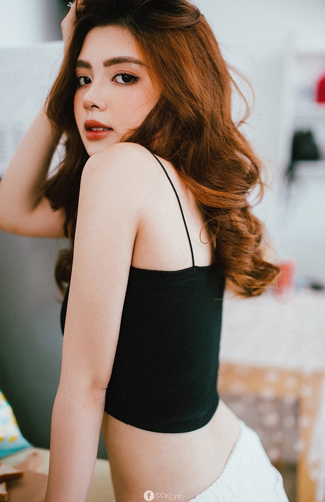 "Mình thấy bản thân cùng với nhiếp ảnh gia&nbsp;tiết chế nhiều thứ để chụp ra bộ ảnh này từ trang phục đến cách tạo dáng&nbsp;cũng không&nbsp;có gì quá phản cảm. Chỉ là mình muốn đem một cái gì đó lạ. Lạ nhưng không phản cảm. Sexy nhưng không&nbsp;"hư" - cô nói thêm.
