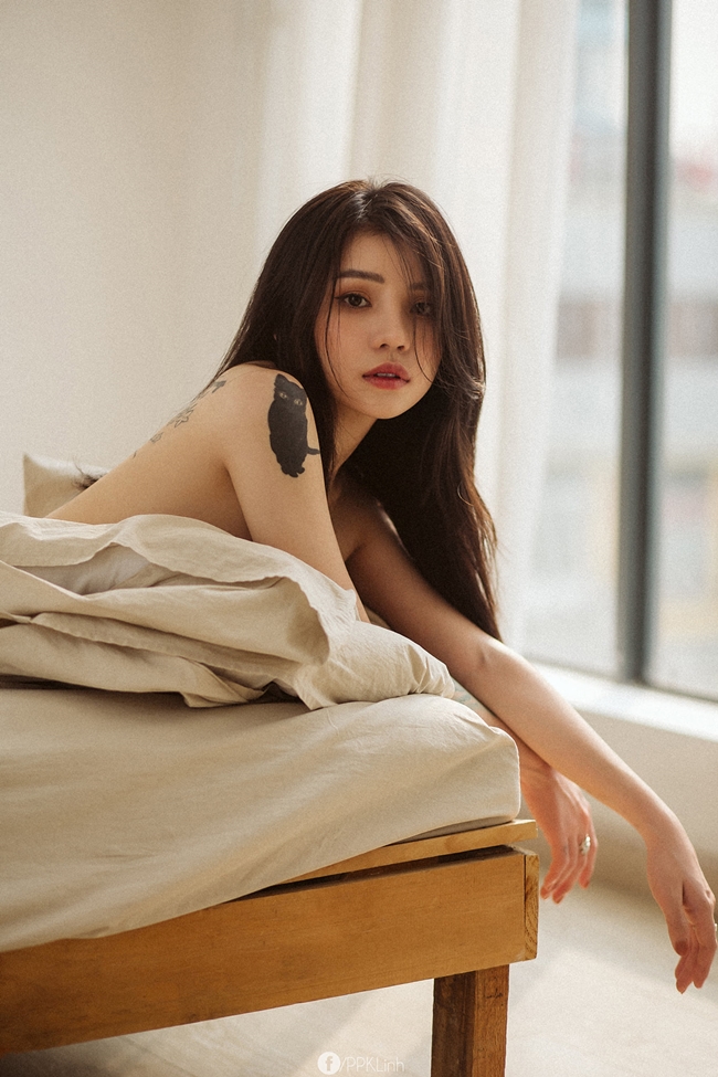 Trò chuyện với một người mẫu khác là Lổ Hoàng Phi Yến, cô bày tỏ: &#34;Vì mình&nbsp;theo kiểu hơi sexy nên mình thấy khá bình thường trước những tranh cãi. Với cả thanh xuân, mình cũng phải có 1, 2 bộ ảnh để ghi nhớ&#34;.

