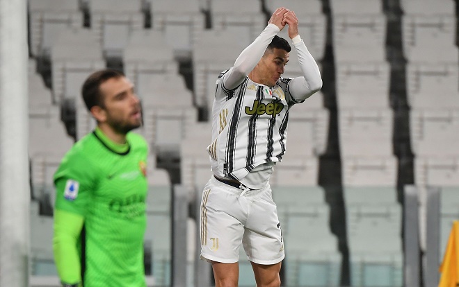 Ronaldo ăn mừng bàn thắng vào lưới Roma