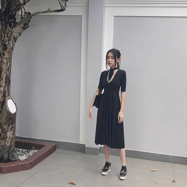 Cô khá chuộng với trang phục màu đen, từ cá tính tới nữ tính đều được &#34;cân&#34; đẹp.
