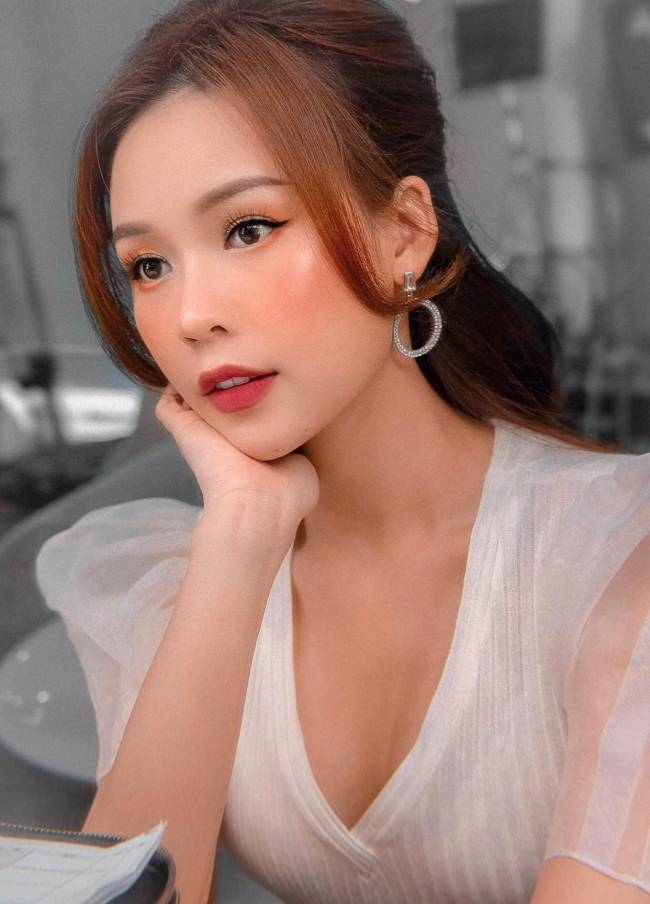 Người đẹp sinh năm 1990 tên thật là Nguyễn Hà My, cô đến từ Long An.
