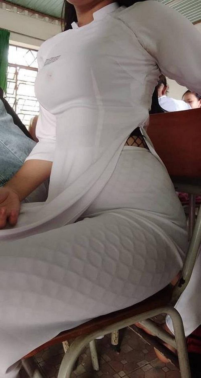 Hình ảnh một nữ sinh mặc quần tất với áo dài trắng trong năm 2020 gây tranh cãi trong dư luận.
