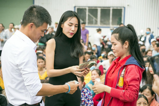 Công Vinh luôn đồng hành cùng Thuỷ Tiên trong các hoạt động thiện nguyện.