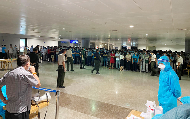 Ngành Y tế TP.HCM tổ chức lấy mẫu xét nghiệm 1.000 nhân viên sân bay trong tối 6/2.
