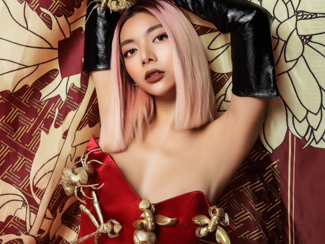 Thời trang - Nàng võ sư xinh đẹp khoe thềm ngực nửa kín nửa hở với kiểu áo lót thời Phục Hưng