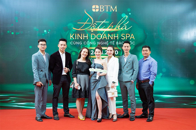 Bà Đỗ Ngọc Bích – CEO BTM Việt Nam (đứng giữa) cùng Spa, thẩm mỹ viện và các khách mời tại chương trình