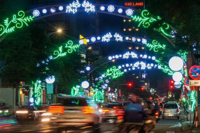 Do ảnh hưởng của dịch COVID-19, TP Đà Nẵng thực hiện cân đối nguồn kinh phí trong trang trí hoa, lắp đặt các hệ thống đèn chiếu sáng phục vụ Tết Tân Sửu 2021 với phương châm tiết kiệm, hiệu quả mà vẫn đảm bảo tính thẩm mỹ để thu hút người dân đến vui xuân.