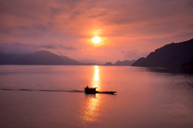 Hoàng hôn xuống dần, nhộm đỏ Đà Giang