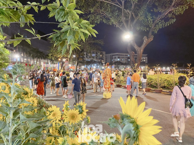 Du lịch - Đường hoa Phú Mỹ Hưng tấp nập người tham quan, bắt buộc đeo khẩu trang và khai báo y tế