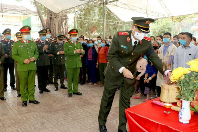 Thiếu tướng Trần Phú Hà - Giám đốc Công an tỉnh Thanh Hóa thắp hương viếng thiếu tá Vi Văn Luân.