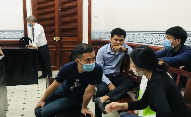 Bị cáo Zimmy Gunawan (trái) ra tòa về tội "Vận chuyển trái phép tiền tệ qua biên giới"